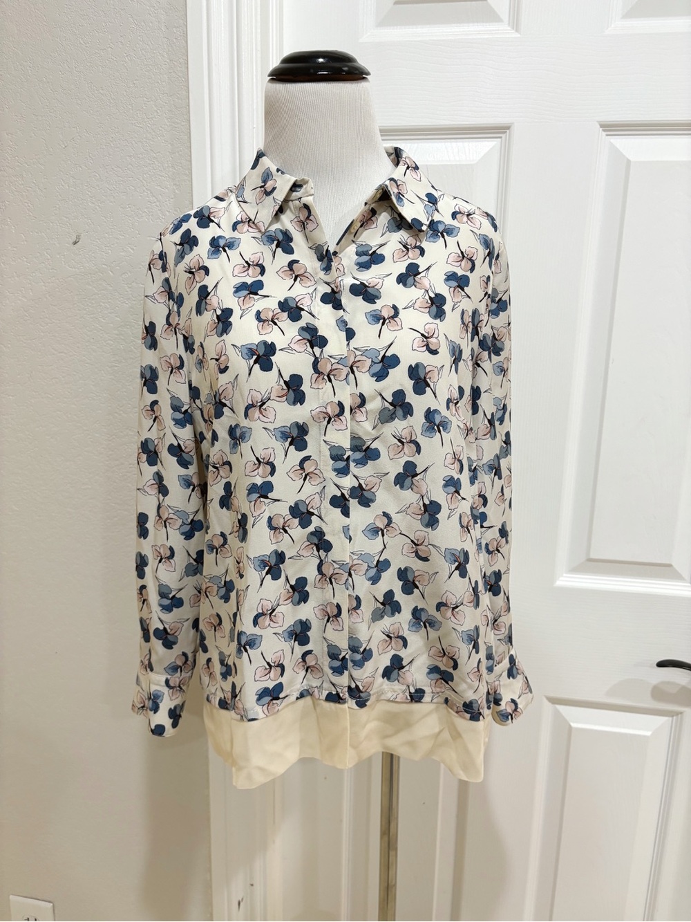 Tory Burch 100% Silk Floral Print Button-Down Blouse - Cream, Pink, Blue Size 6